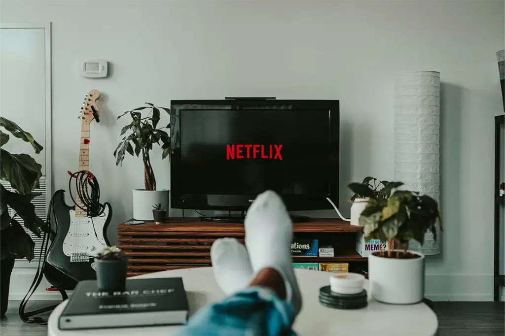 Streaming en movilidad: todo lo que debes saber antes de ver Netflix fuera de casa para evitar bloqueos 2 Ver Netflix fuera de casa puede funcionar sin problemas si conoces las restricciones de cuenta, red y descarga previa