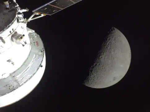 Vista captada por la nave espacial Orion durante la misión Artemis II Vista captada por la nave espacial Orion durante la misión Artemis II