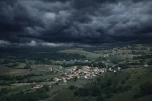 El «Pueblo de las Brujas» de Navarra donde el asfalto no existe y las leyendas de la Inquisición son el único reclamo para un finde de misterio