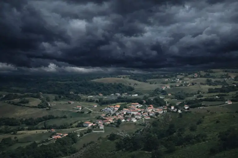 El «Pueblo de las Brujas» de Navarra donde el asfalto no existe y las leyendas de la Inquisición son el único reclamo para un finde de misterio