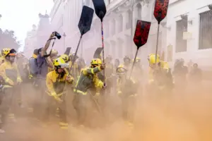 Bomberos forestales de la Comunidad de Madrid protestan en una concentración en 2025