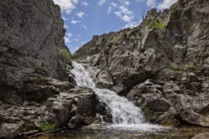 Más allá del Paular: la ruta de las cascadas en Madrid que está explotando en redes.