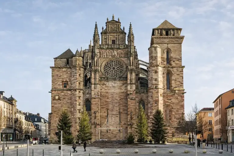 La increíble catedral gótica donde se midió la Tierra y nació el metro