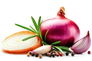 ¿Cebolla que repite? El truco del agua con hielo y vinagre para disfrutar de la ensalada sin ardores ni mal aliento