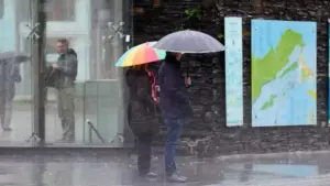 Dos personas bajo la lluvia en Santander (AEMET)