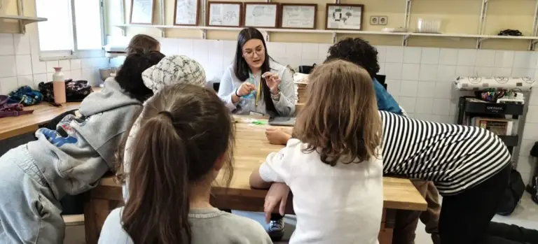 La educación tecnológica sin pantallas gana protagonismo en Madrid ante las nuevas regulaciones en el uso de dispositivos