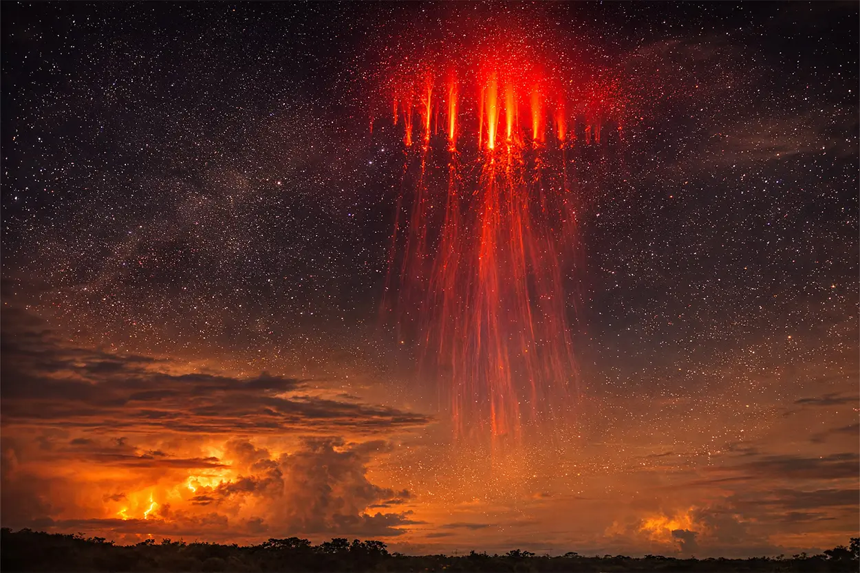 Fenómeno espacial inédito: la NASA revela imágenes de un evento nunca antes captado por el ser humano fenomeno espacial rojo iluminando cielo nocturno