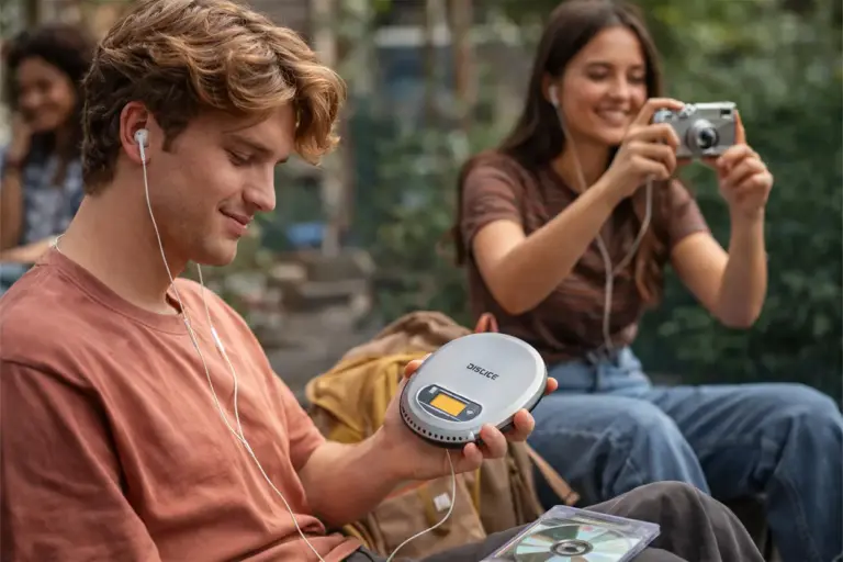 Fiebre analógica: por qué en 2026 los jóvenes están volviendo a comprar discman y cámaras de fotos digitales