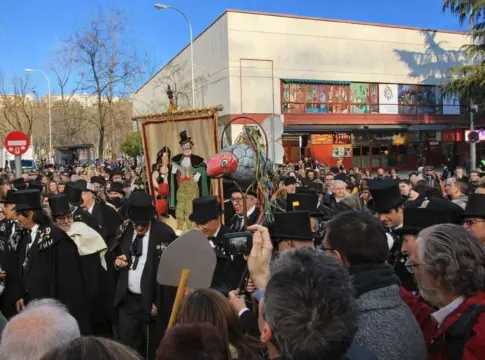 ¿Por qué los españoles enterramos una sardina para dejar de ir de fiesta? El origen de la tradición más loca del carnaval ¿Por qué los españoles enterramos una sardina para dejar de ir de fiesta? El origen de la tradición más loca del carnaval