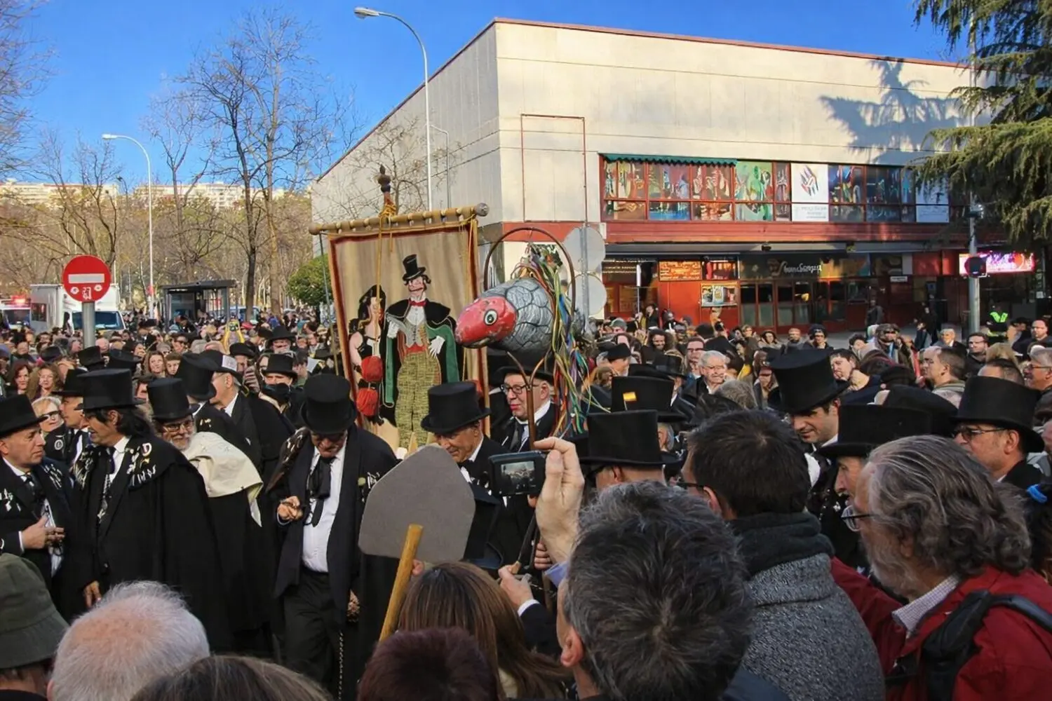 ¿Por qué los españoles enterramos una sardina para dejar de ir de fiesta? El origen de la tradición más loca del carnaval ¿Por qué los españoles enterramos una sardina para dejar de ir de fiesta? El origen de la tradición más loca del carnaval