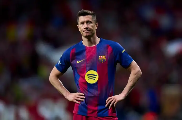 Hansi Flick, atado de pies y manos: la espantada de Lewandowski que protege a Ferran Torres