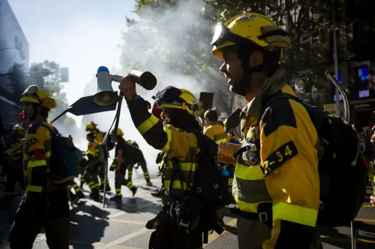 Bomberos de Madrid rescatan a una cachorra atrapada en una estructura de hierro