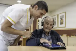 España avanza hacia un modelo de cuidados más humanizado con impulso institucional y social