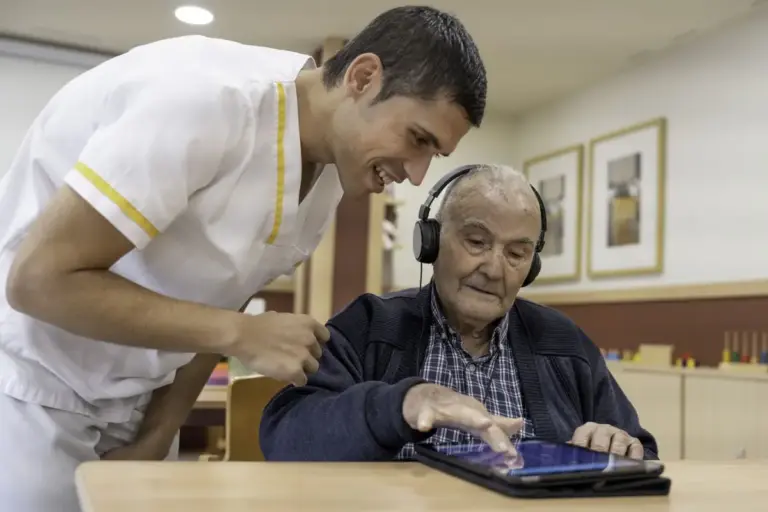 España avanza hacia un modelo de cuidados más humanizado con impulso institucional y social