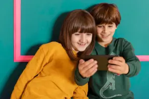 ¿Debes prohibir las redes hasta los 16? La guía definitiva para padres sobre salud mental y pantallas ahora