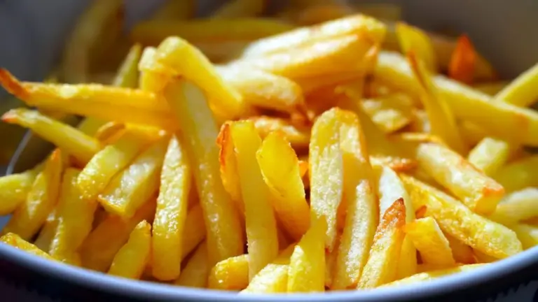 Olvídate de las patatas fritas aceitosas: el método de la doble cocción que garantiza el crujido perfecto con un 30% menos de grasa