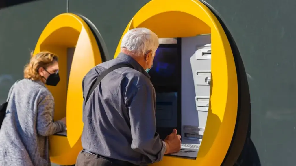 El fracaso de la banca y Correos en los pueblos deja a los mayores sin dinero en efectivo
