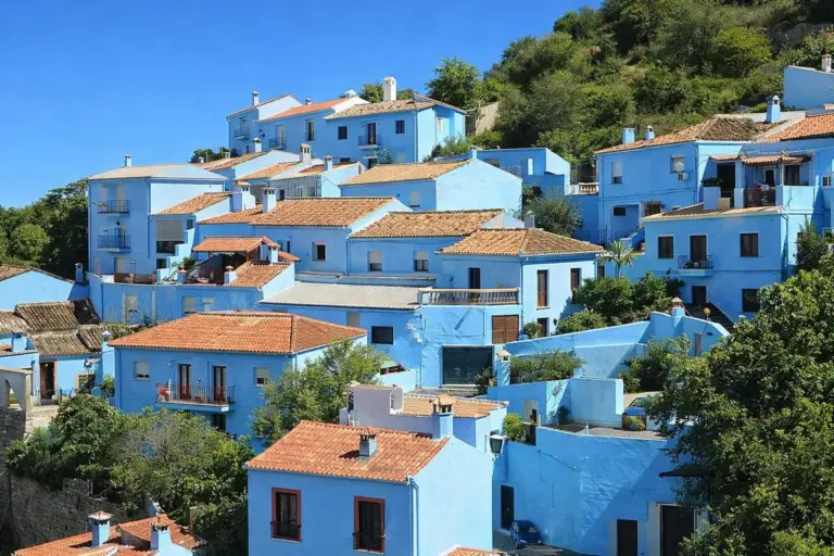 El "pueblo pitufo" que nació por un contrato publicitario y decidió no volver a ser blanco