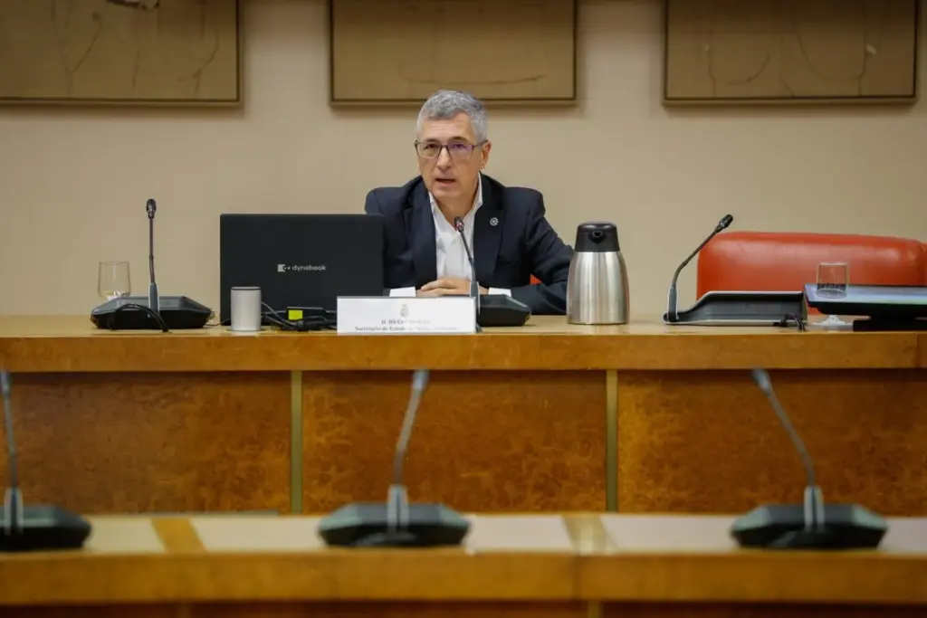 Terremoto interno en la AEMET antes de otra prueba de fuego por la desinformación 1 El Secretario de Estado de Medio Ambiente, Hugo Morán, durante las jornadas ‘Aportaciones de la sociedad civil para un Pacto de Estado frente a la emergencia climática’, en el Congreso de los Diputados, a 4 de noviembre de 2025