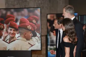 "Joyas de pasar" y el atrevido escote de la reina Letizia que descolocaron a Felipe VI