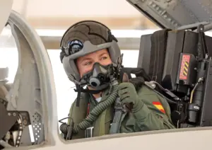 A lo 'Top Gun' y como en 'Supervivientes': El salto desde un helicóptero de la princesa Leonor desata pasiones