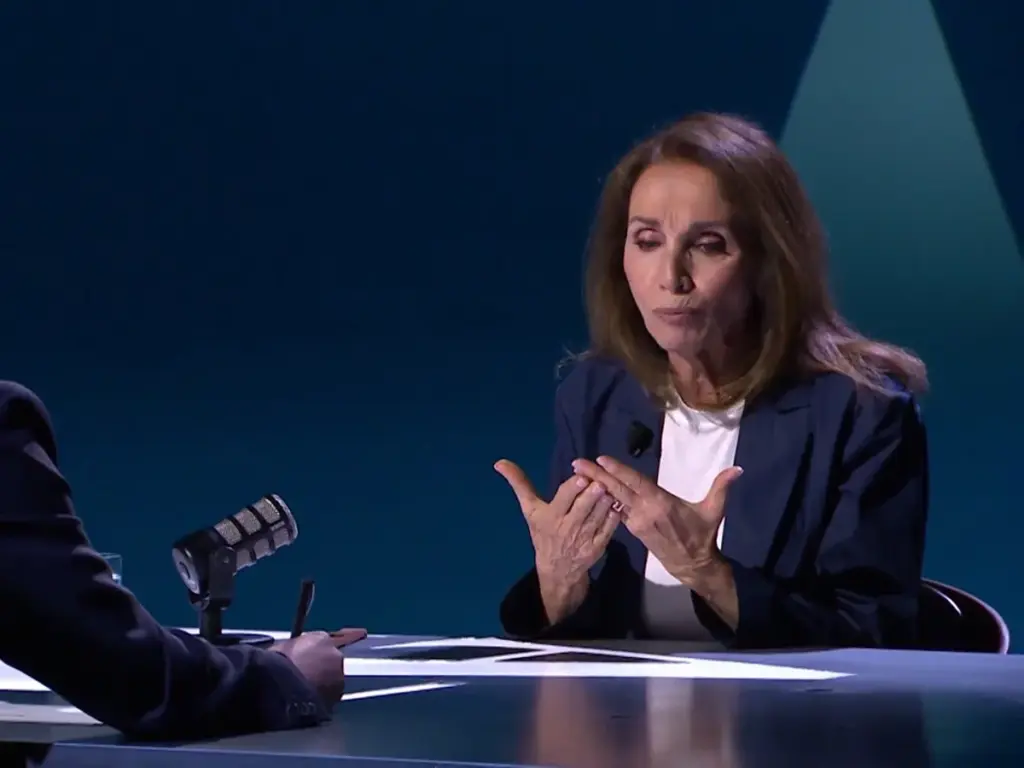 Ana Belén zanja a Abascal: "Prefiero una democracia con Felipe VI que una república con Vox" 1 Ana Belén sorprende con su firme postura sobre la república y la corona