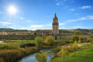 Guía completa de Burgo de Osma: historia de la catedral sin obispo y precios de estancia actualizados