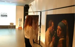 Casa ISDIN acoge una exposición de la AEDV que reinterpreta obras clásicas para concienciar sobre las enfermedades dermatológicas