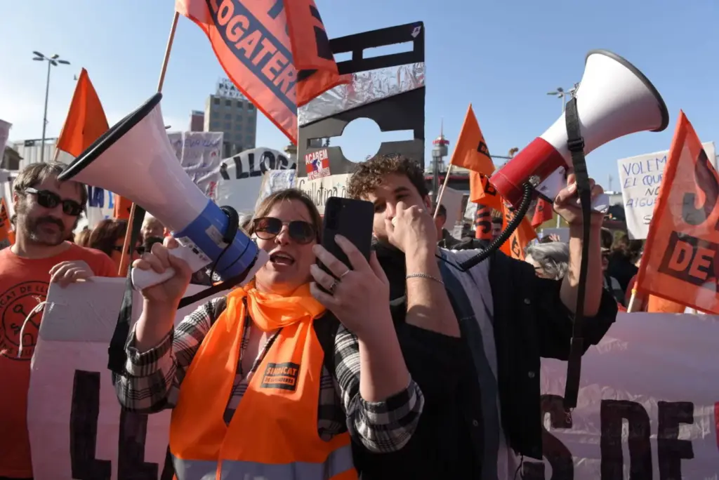 Primavera revolucionaria en España por la vivienda y la especulación: "Si nos quieren fuera, nos tendrán enfrente" 1 El Sindicato de Inquilinas e Inquilinos en una manifestación por la vivienda en Cataluña