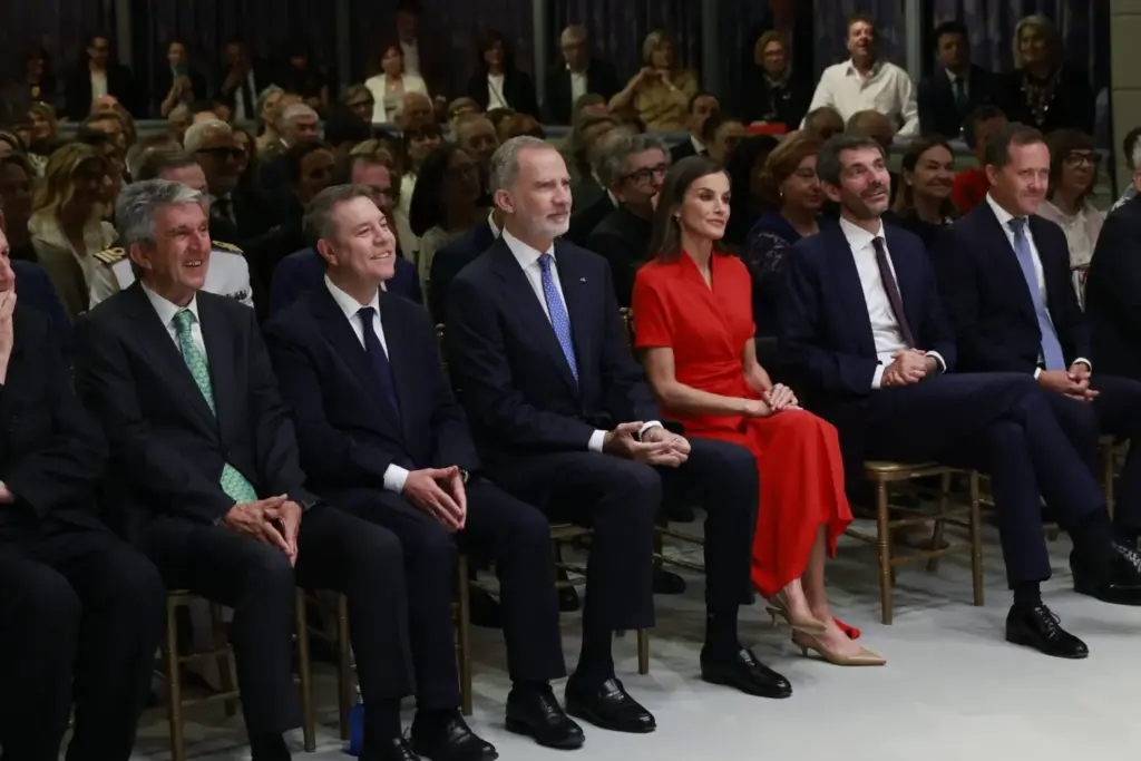 "Busca inyectarse": Expertos señalan a la reina letizia tras su última aparición 1 El imponente despliegue de las autoridades políticas ante la reina Letizia