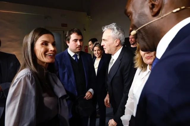 La dudosa “amistad” entre la reina Letizia y un reconocido cantante pone celoso a Felipe VI 2 El protocolo roto y el tuteo de David Summers