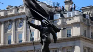 Banksy planta estatua que critica el nacionalismo ciego en Londres