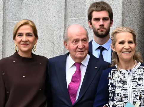 Infantas Elena y Cristina con su padre Juan Carlos I Las infantas Elena y Cristina con su padre Juan Carlos I