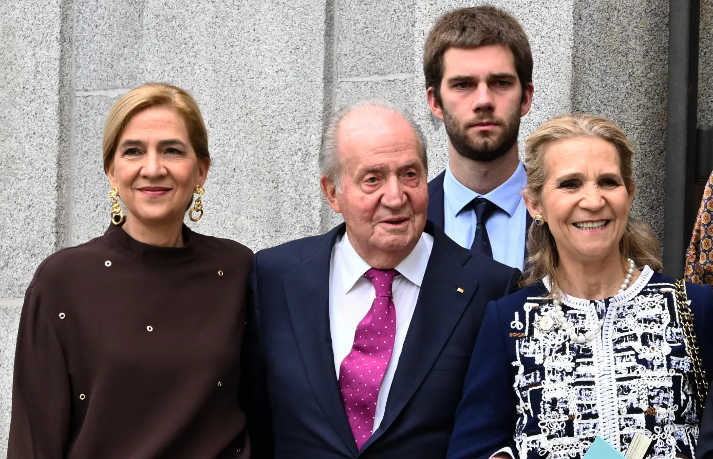 Infantas Elena y Cristina con su padre Juan Carlos I Las infantas Elena y Cristina con su padre Juan Carlos I