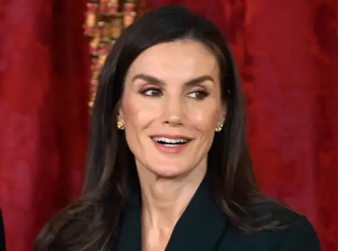 La dudosa “amistad” entre la reina Letizia y un reconocido cantante pone celoso a Felipe VI | Fuente: Europa Press La dudosa “amistad” entre la reina Letizia y un reconocido cantante pone celoso a Felipe VI