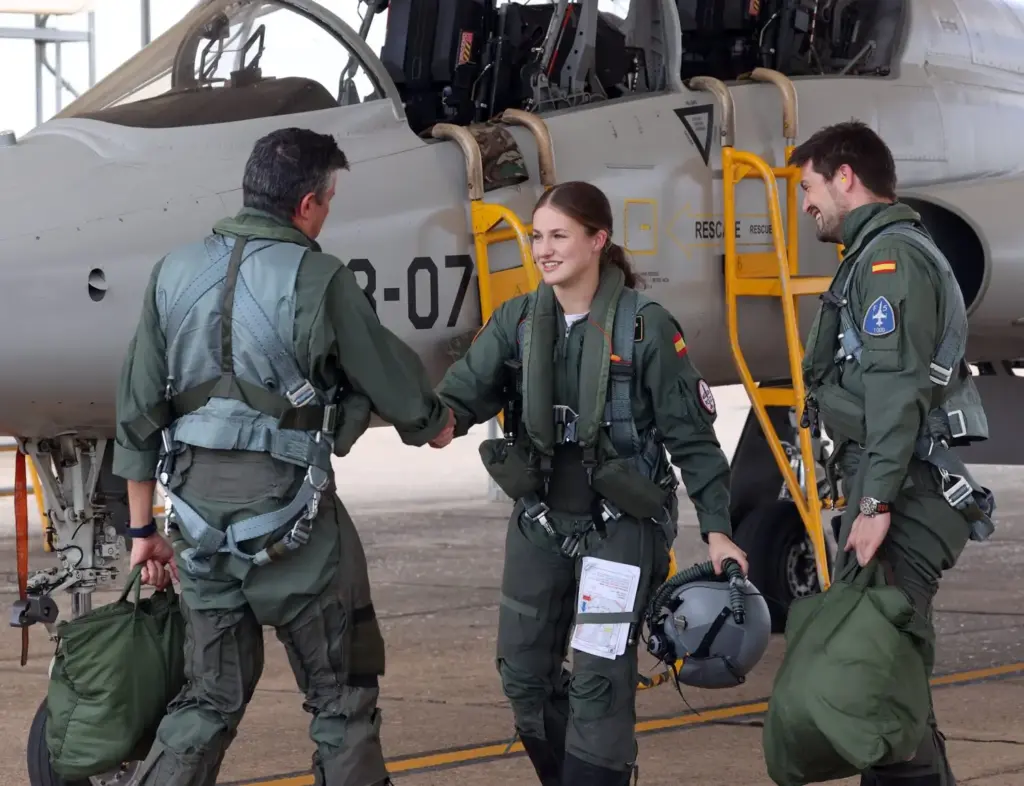 A lo 'Top Gun' y como en 'Supervivientes': El salto desde un helicóptero de la princesa Leonor desata pasiones 1 La princesa Leonor alcanza nuevas metas en la Academia del Aire