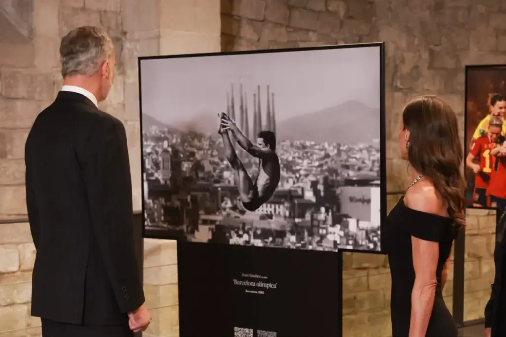 "Joyas de pasar" y el atrevido escote de la reina Letizia que descolocaron a Felipe VI 3 La reina Letizia recicla moda asequible y complementos muy especiales