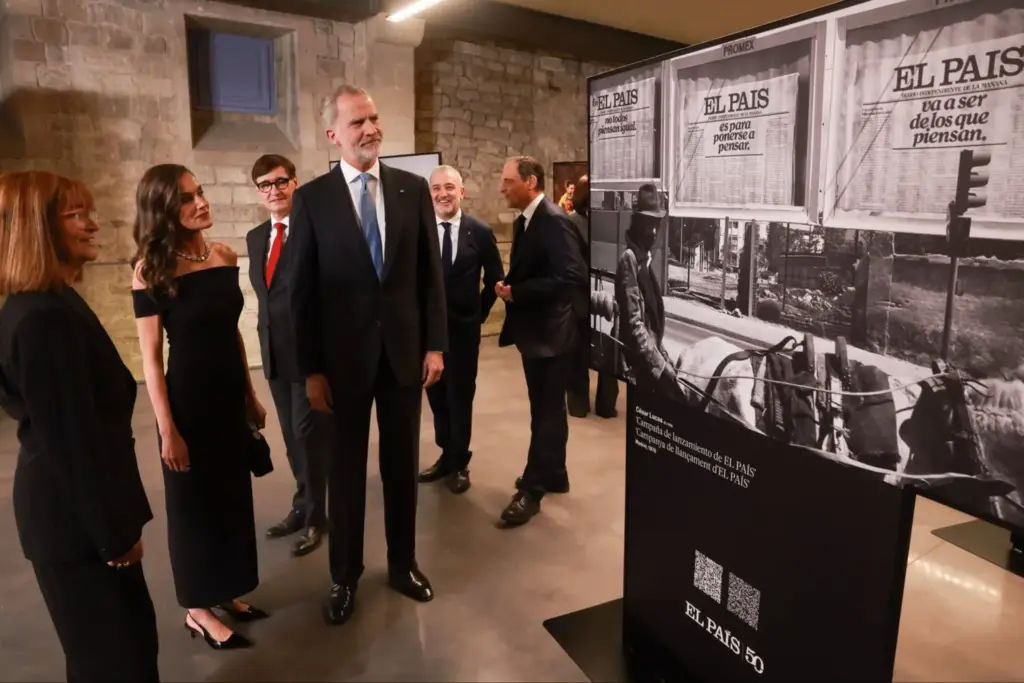 "Joyas de pasar" y el atrevido escote de la reina Letizia que descolocaron a Felipe VI 1 La reina Letizia rescata una gargantilla fascinante del joyero real