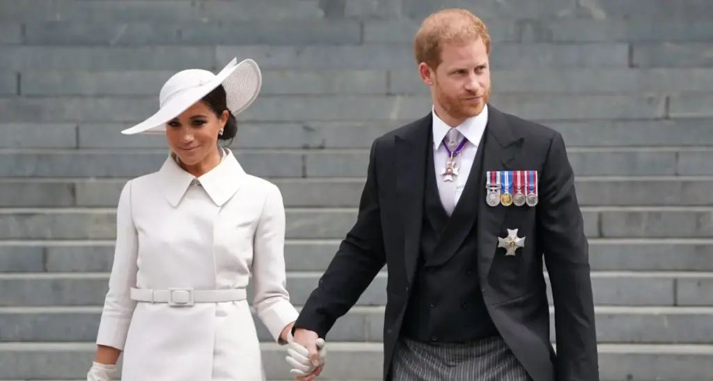 El carísimo regalo del príncipe Harry a Meghan Markle por su aniversario 3 La ruptura del príncipe Harry con la familia real británica