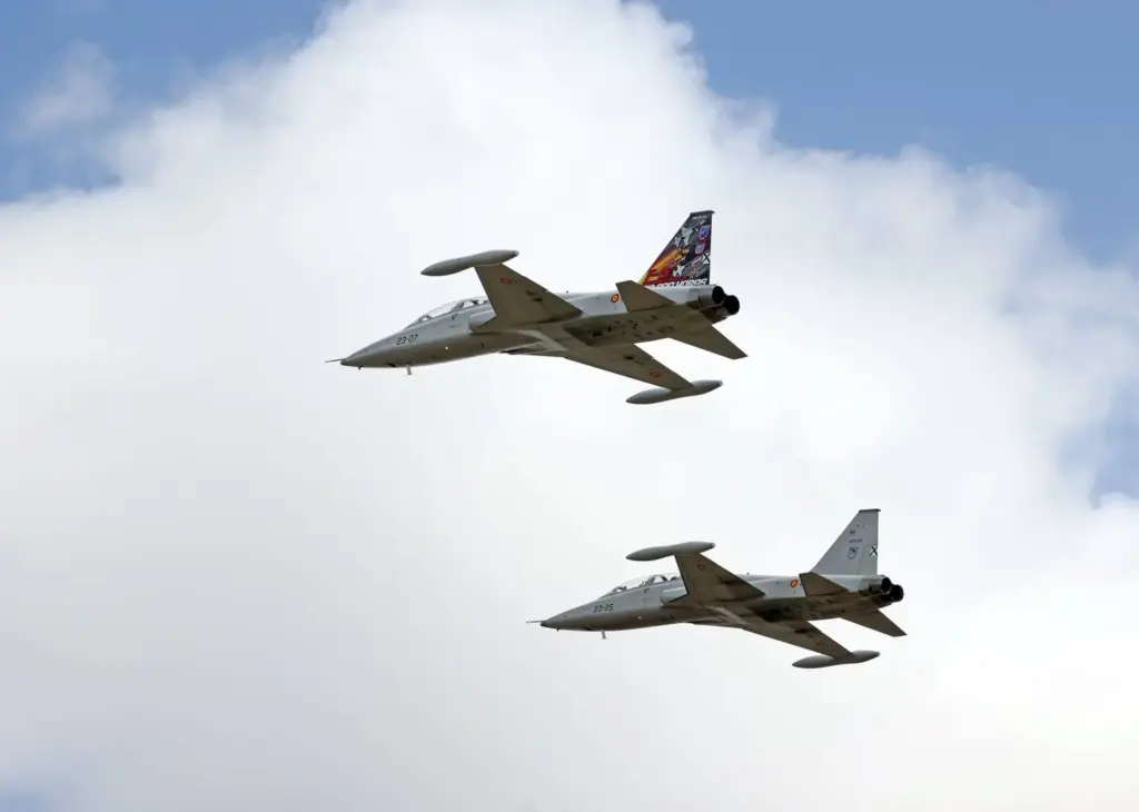 A lo 'Top Gun' y como en 'Supervivientes': El salto desde un helicóptero de la princesa Leonor desata pasiones 3 Maniobras en Badajoz y la destreza de la princesa Leonor a bordo de un F-5