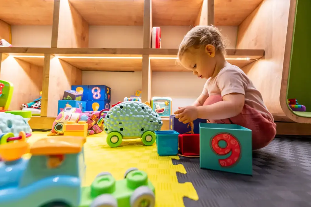 El número de niños y adolescentes en el sistema de protección de la Comunidad de Madrid sigue aumentando 1 Un niño jugando con juguetes