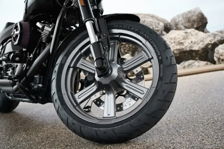¿El seguro de moto cubre un pinchazo en la carretera?