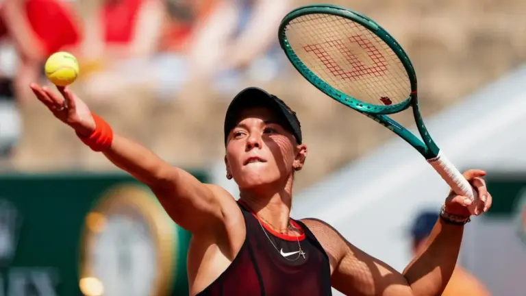 La recién nacionalizada Oksana Selekhmeteva cae en su debut en Roland Garros