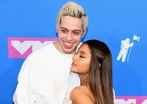 Pete Davidson con Ariana Grande