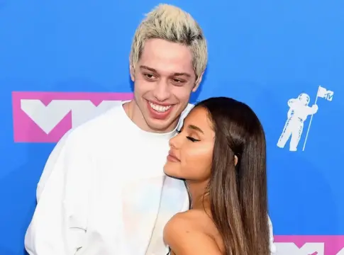 Pete Davidson con Ariana Grande Pete Davidson con Ariana Grande