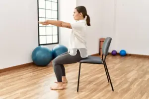 Pilates en silla para mayores: 10 ejercicios que fortalecen la musculatura profunda desde casa