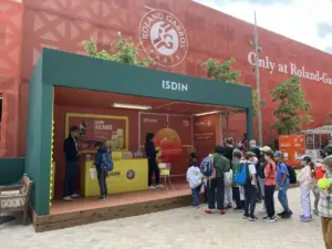 ISDIN lleva por segundo año consecutivo la detección precoz del cáncer de piel a los tenistas del Roland-Garros