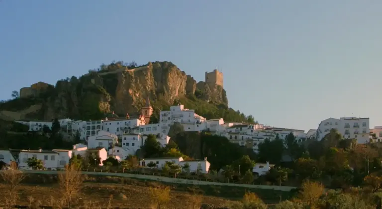 El increíble motín de los vecinos de un pueblo de España que destruyeron el ayuntamiento porque el reloj público sumaba minutos de más