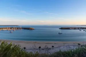 Cada vez más jubilados miran fuera de España: por qué Portugal vuelve a sonar como refugio para estirar la pensión