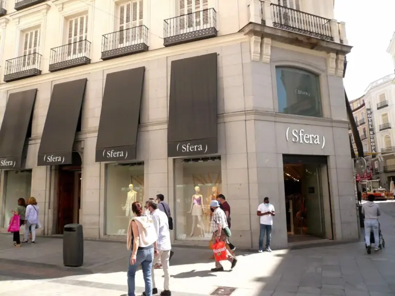 Vestido invitada boda Sfera: el satinado perfecto para bodas de día (49,99€)